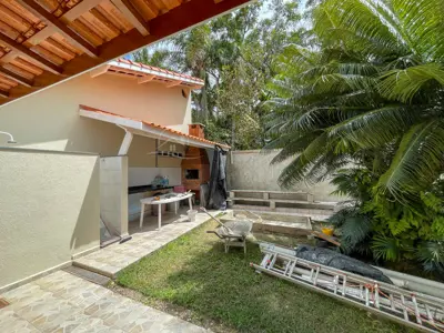 Casa - Térrea com 3 dormitórios (sendo 1 suite(s)) a 500,00 metros praia.