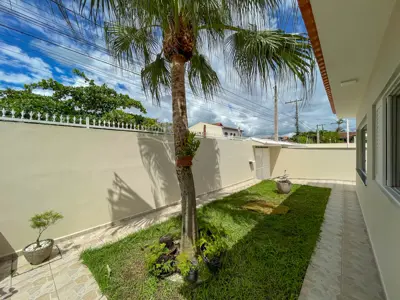 Casa - Térrea com 3 dormitórios (sendo 1 suite(s)) a 500,00 metros praia.