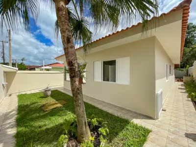 Casa - Térrea com 3 dormitórios (sendo 1 suite(s)) a 500,00 metros praia.