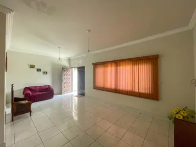 Casa - Térrea com 3 dormitórios (sendo 1 suite(s)) a 500,00 metros praia.