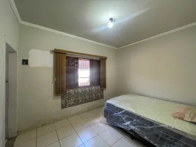 Casa - Térrea com 3 dormitórios (sendo 1 suite(s)) a 500,00 metros praia.