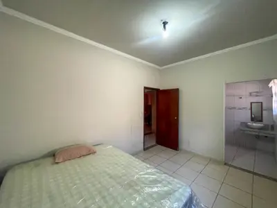 Casa - Térrea com 3 dormitórios (sendo 1 suite(s)) a 500,00 metros praia.