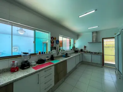Casa - Sobrado com 4 quartos (sendo 4 suite(s)) a 500,00 metros praia.