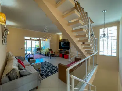 Casa - Sobrado com 4 quartos (sendo 4 suite(s)) a 500,00 metros praia.