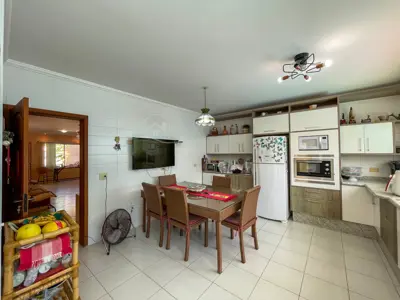 Casa - Sobrado com 4 quartos (sendo 4 suite(s)) a 500,00 metros praia.
