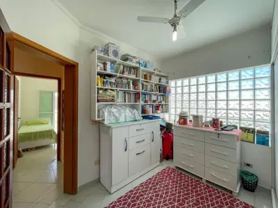 Casa - Sobrado com 4 quartos (sendo 4 suite(s)) a 500,00 metros praia.