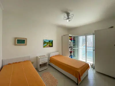 Casa - Sobrado com 4 quartos (sendo 4 suite(s)) a 500,00 metros praia.