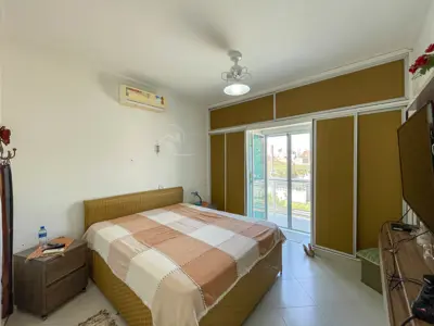 Casa - Sobrado com 4 quartos (sendo 4 suite(s)) a 500,00 metros praia.