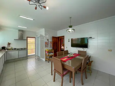 Casa - Sobrado com 4 quartos (sendo 4 suite(s)) a 500,00 metros praia.