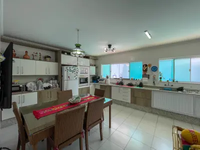 Casa - Sobrado com 4 quartos (sendo 4 suite(s)) a 500,00 metros praia.