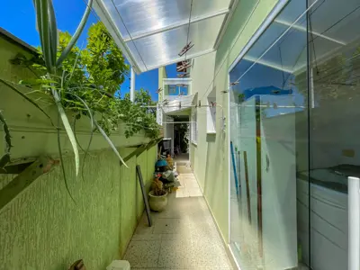 Casa - Sobrado com 4 quartos (sendo 4 suite(s)) a 500,00 metros praia.