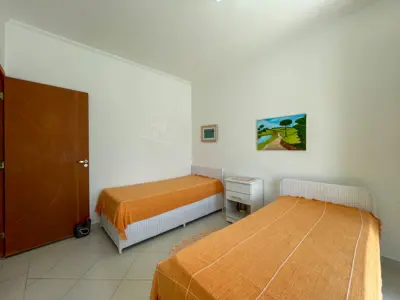 Casa - Sobrado com 4 quartos (sendo 4 suite(s)) a 500,00 metros praia.