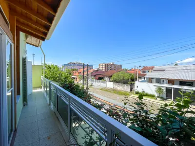 Casa - Sobrado com 4 quartos (sendo 4 suite(s)) a 500,00 metros praia.