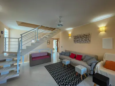 Casa - Sobrado com 4 quartos (sendo 4 suite(s)) a 500,00 metros praia.