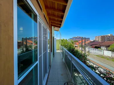 Casa - Sobrado com 4 quartos (sendo 4 suite(s)) a 500,00 metros praia.