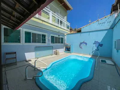 Casa - Sobrado com 4 quartos (sendo 4 suite(s)) a 500,00 metros praia.