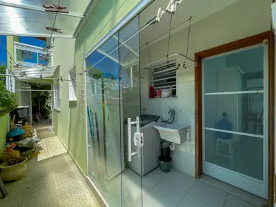 Casa - Sobrado com 4 quartos (sendo 4 suite(s)) a 500,00 metros praia.