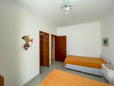 Casa - Sobrado com 4 quartos (sendo 4 suite(s)) a 500,00 metros praia.