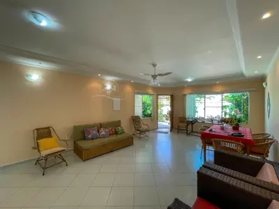 Casa - Sobrado com 4 quartos (sendo 4 suite(s)) a 500,00 metros praia.