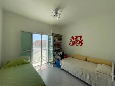 Casa - Sobrado com 4 quartos (sendo 4 suite(s)) a 500,00 metros praia.