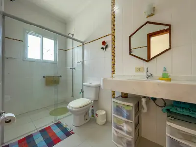 Casa - Sobrado com 4 quartos (sendo 4 suite(s)) a 500,00 metros praia.