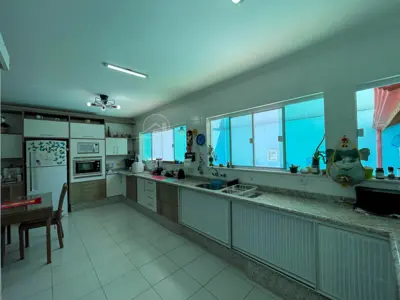 Casa - Sobrado com 4 quartos (sendo 4 suite(s)) a 500,00 metros praia.