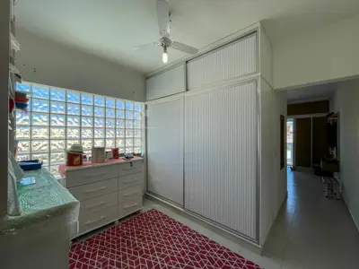 Casa - Sobrado com 4 quartos (sendo 4 suite(s)) a 500,00 metros praia.