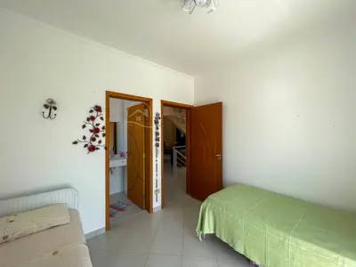 Casa - Sobrado com 4 quartos (sendo 4 suite(s)) a 500,00 metros praia.