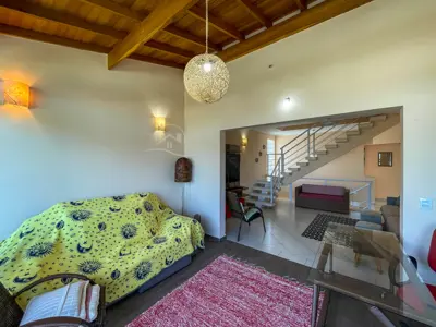 Casa - Sobrado com 4 quartos (sendo 4 suite(s)) a 500,00 metros praia.