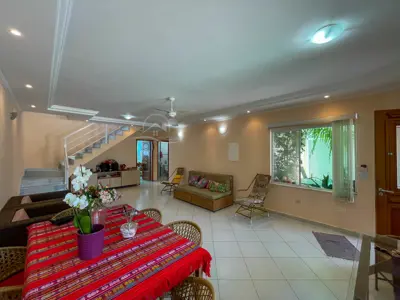 Casa - Sobrado com 4 quartos (sendo 4 suite(s)) a 500,00 metros praia.