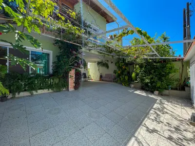 Casa - Sobrado com 4 quartos (sendo 4 suite(s)) a 500,00 metros praia.