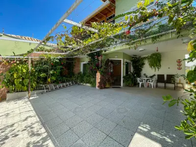 Casa - Sobrado com 4 quartos (sendo 4 suite(s)) a 500,00 metros praia.