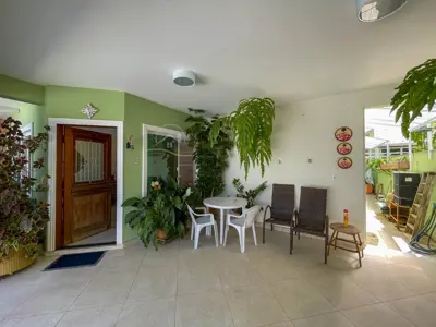 Casa - Sobrado com 4 quartos (sendo 4 suite(s)) a 500,00 metros praia.