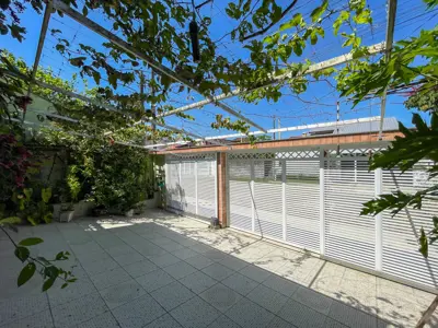 Casa - Sobrado com 4 quartos (sendo 4 suite(s)) a 500,00 metros praia.