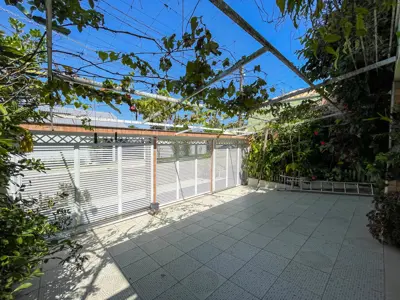 Casa - Sobrado com 4 quartos (sendo 4 suite(s)) a 500,00 metros praia.