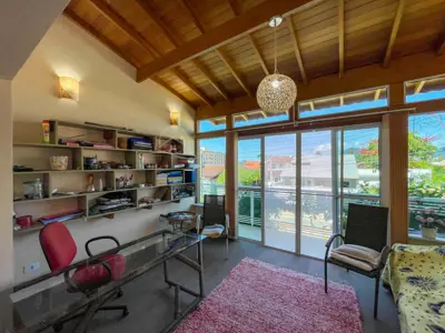 Casa - Sobrado com 4 quartos (sendo 4 suite(s)) a 500,00 metros praia.