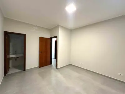 Casa - Térrea com 3 quartos (sendo 3 suite(s)) a 600,00 metros praia.