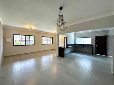 Casa - Térrea com 3 quartos (sendo 3 suite(s)) a 600,00 metros praia.