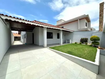 Casa - Térrea com 3 quartos (sendo 3 suite(s)) a 600,00 metros praia.