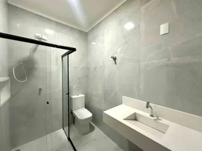 Casa - Térrea com 3 quartos (sendo 3 suite(s)) a 600,00 metros praia.