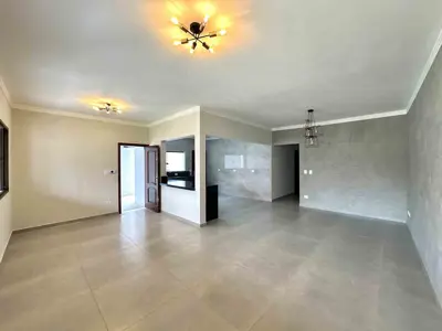 Casa - Térrea com 3 quartos (sendo 3 suite(s)) a 600,00 metros praia.