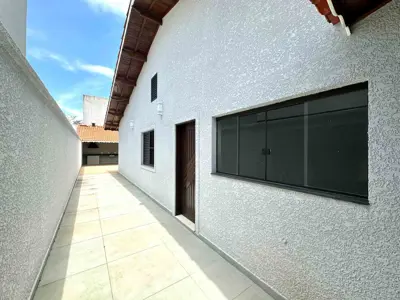 Casa - Térrea com 3 quartos (sendo 3 suite(s)) a 600,00 metros praia.