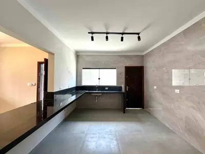 Casa - Térrea com 3 quartos (sendo 3 suite(s)) a 600,00 metros praia.