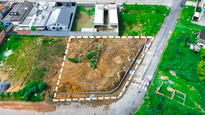 Terreno - Amplo com  dormitórios  a 1500,00 metros praia.