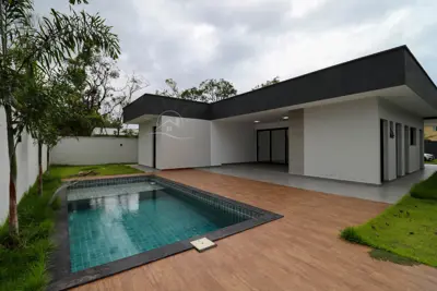 Casa - Térrea com 3 dormitórios (sendo 3 suite(s)) a 2000,00 metros praia.
