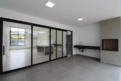 Casa - Térrea com 3 dormitórios (sendo 3 suite(s)) a 2000,00 metros praia.
