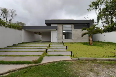 Casa - Térrea com 3 dormitórios (sendo 3 suite(s)) a 2000,00 metros praia.