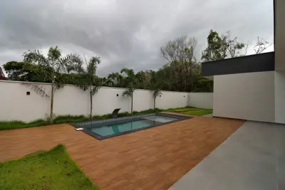 Casa - Térrea com 3 dormitórios (sendo 3 suite(s)) a 2000,00 metros praia.