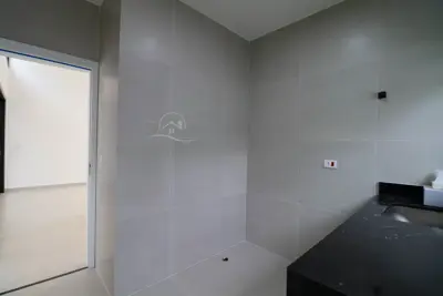 Casa - Térrea com 3 dormitórios (sendo 3 suite(s)) a 2000,00 metros praia.