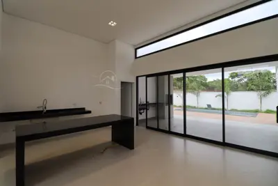 Casa - Térrea com 3 dormitórios (sendo 3 suite(s)) a 2000,00 metros praia.